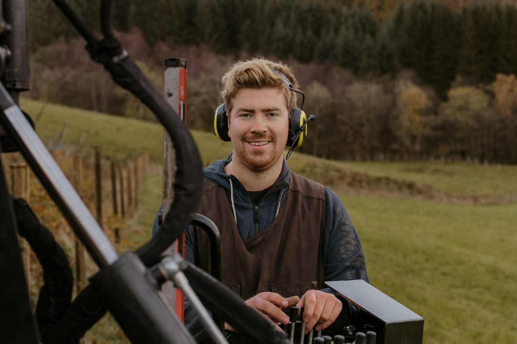 Torstein Kolås som monterer HT Gjerder i Etne og Vindafjord